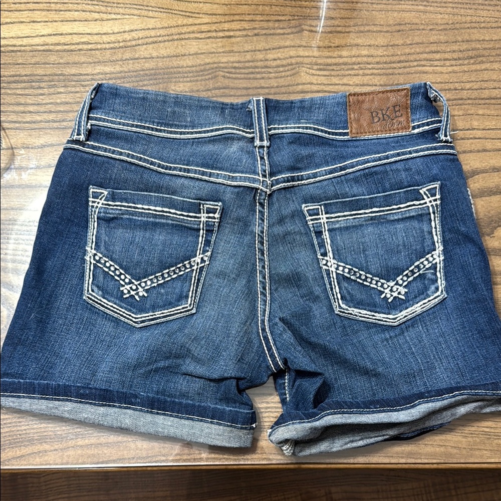 BKE Culture Women Blue Denim Shorts Size 26 Medium Wash Cuffed Low Rise BKL2629